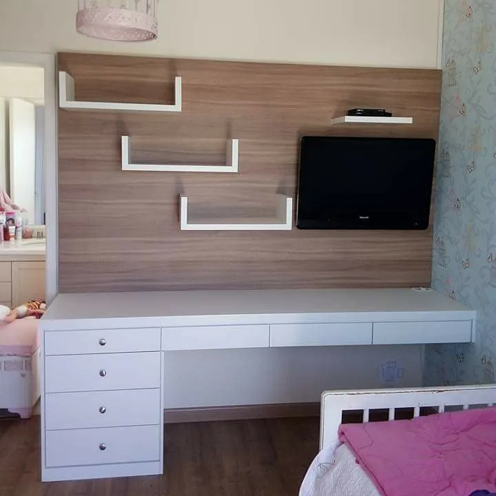 Quarto com painel de madeira, prateleiras brancas e bancada de estudo